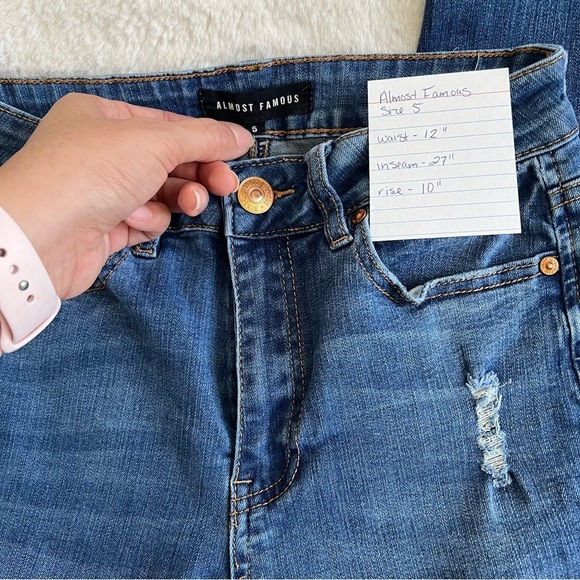 Almost famous size 5, distressed skinny jeans - Picture 9 of 10